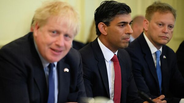 (From L) Britain's Prime Minister Boris Johnson, Britain's Chancellor of the Exchequer Rishi Sunak and Britain's Transport Secretary Grant Shapps attend a Cabinet meeting at 10 Downing Street, in London, on June 7, 2022 - Sputnik International