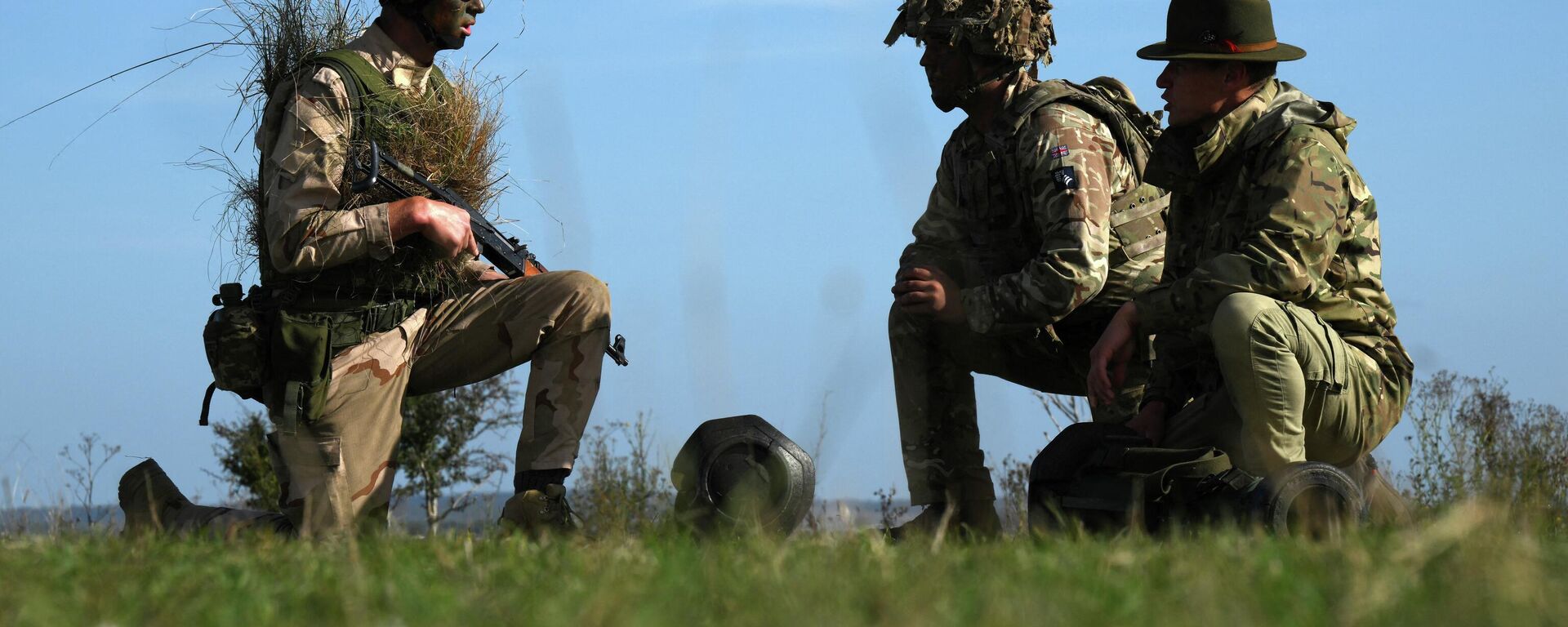 A Ukrainian recruit speaks with instructors during a five-week combat training course with the UK armed forces near Durrington in southern England on October 11, 2022 - Sputnik International, 1920, 23.10.2022