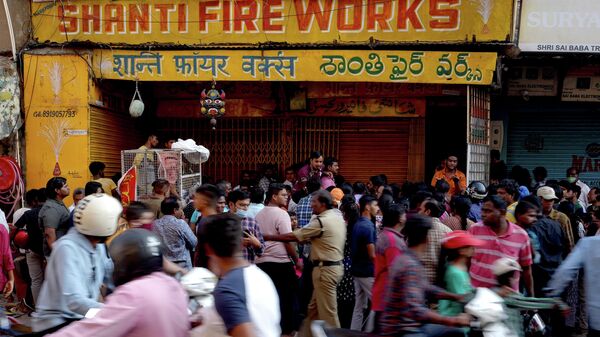 People buy firecrackers on the eve of Diwali festival in Hyderabad, India, Sunday, Oct. 23, 2022. Diwali, the annual Hindu festival of lights, will be celebrated on Oct. 24. - Sputnik International