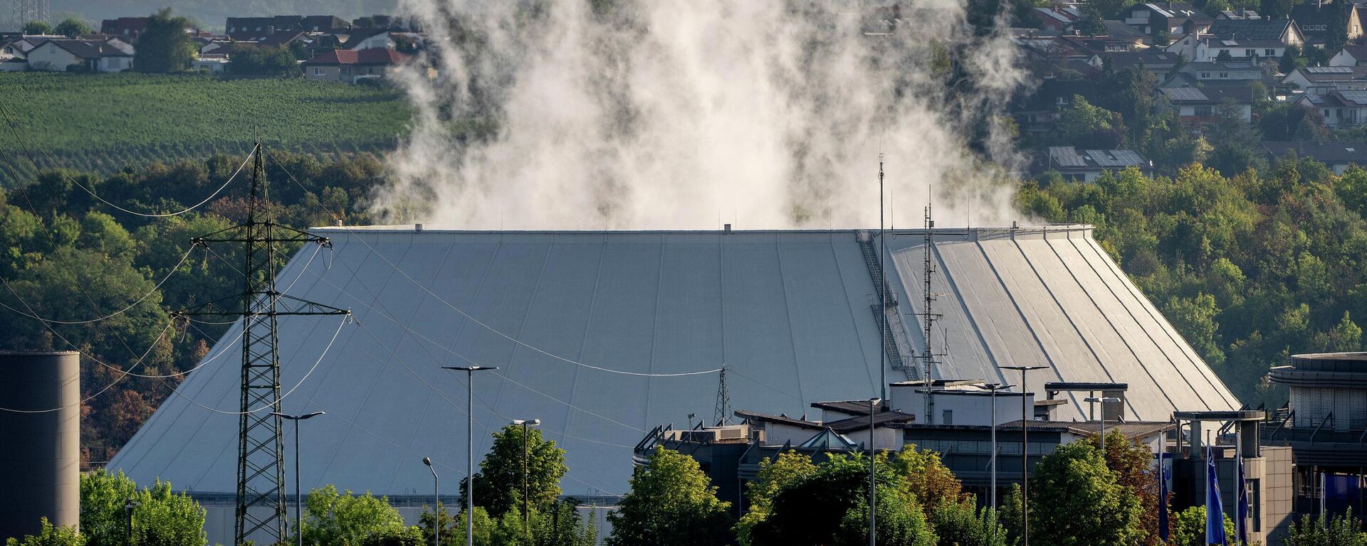 Smoke rises from the nuclear power plant of Nerckarwestheim in Neckarwestheim, Germany, on Aug. 22, 2022.  - Sputnik International, 1920, 04.09.2023