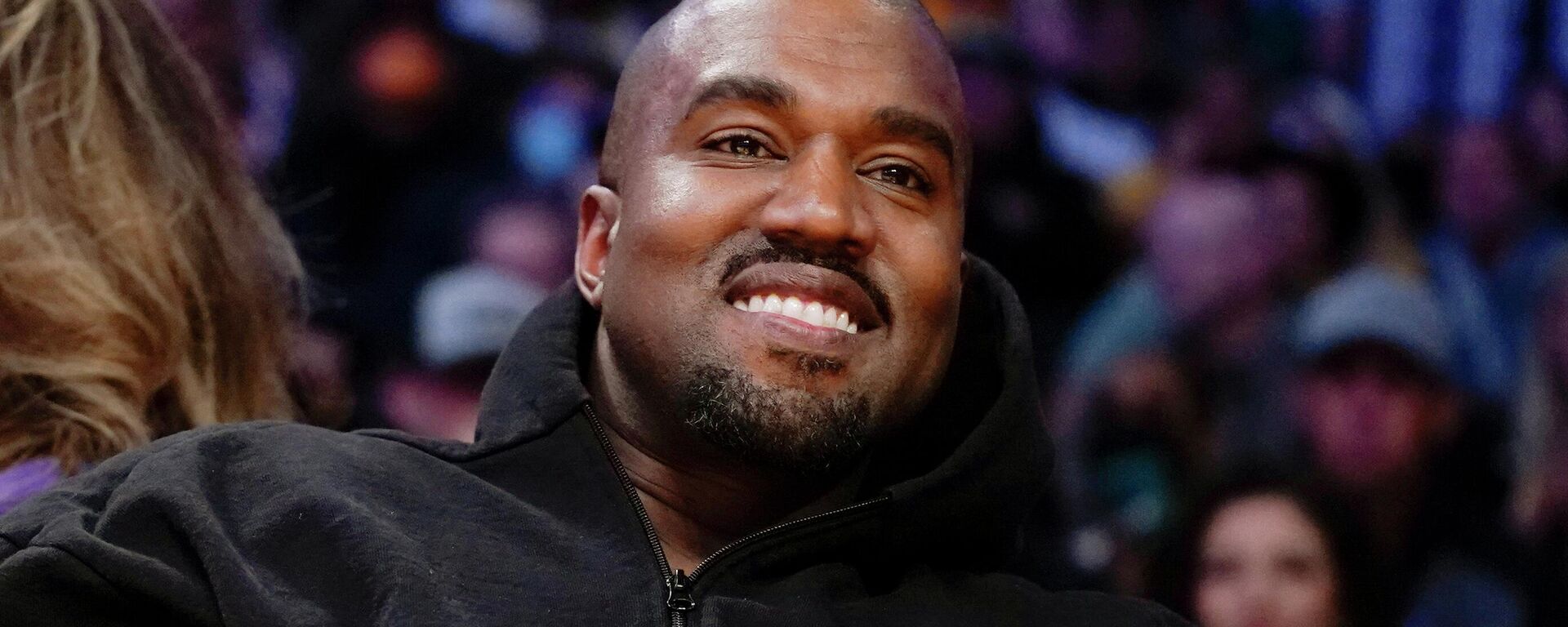 Kanye West watches the first half of an NBA basketball game between the Washington Wizards and the Los Angeles Lakers in Los Angeles, on March 11, 2022. A documentary about the rapper formerly known as Kanye West has been shelved amid his recent slew of antisemitic remarks. - Sputnik International, 1920, 25.01.2023
