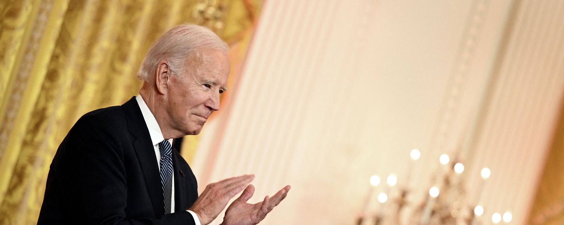 US President Joe Biden claps as he hosts a reception to celebrate Diwali in the East Room of the White House in Washington, DC, on October 24, 2022 - Sputnik International, 1920, 25.10.2022