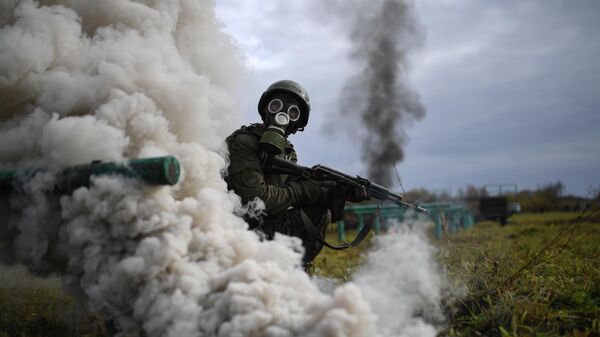 Российский военный в противогазе. Архивное фото - Sputnik International