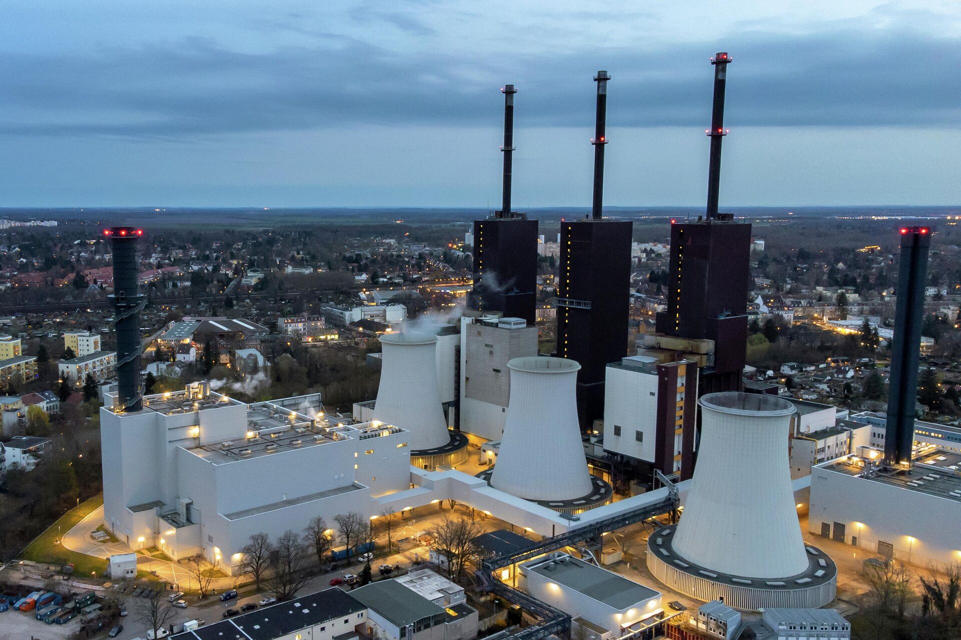 A cooling tower of the Lichterfelde gas-fired power plant in Berlin, Germany. - Sputnik International, 1920, 30.11.2022