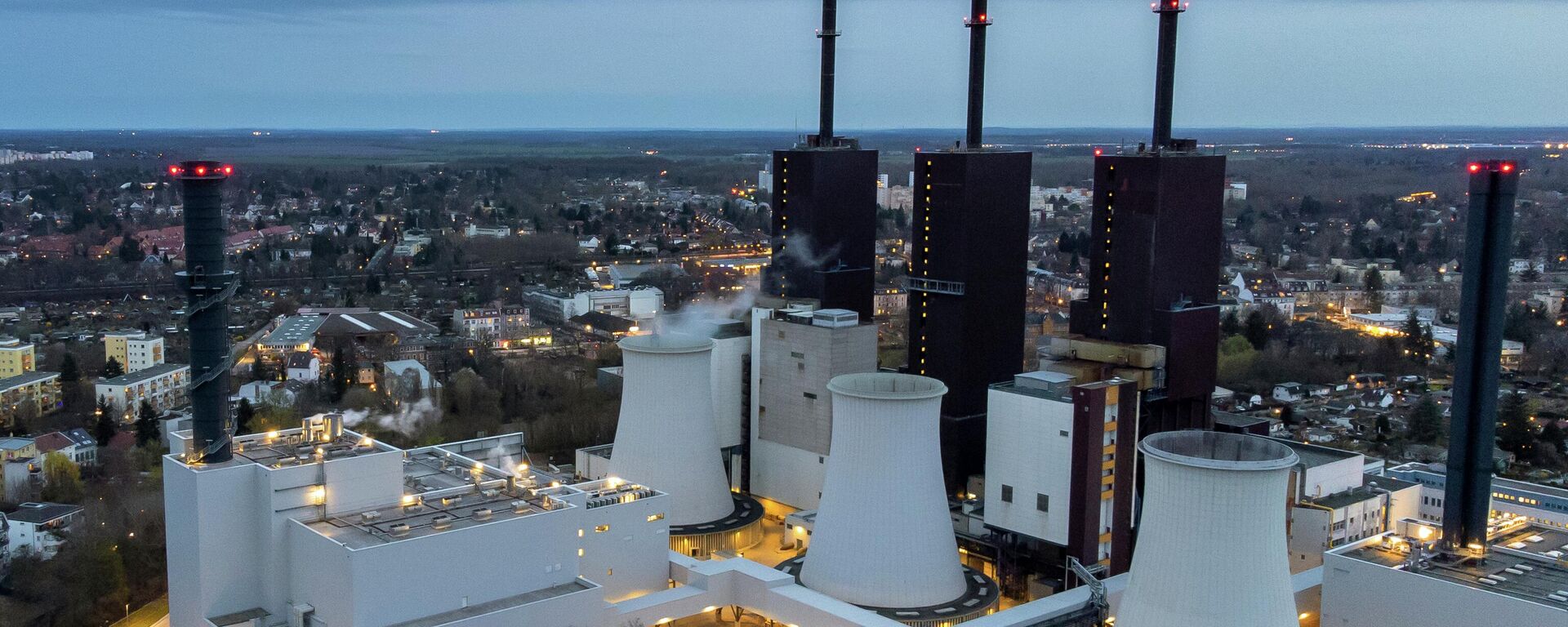 A cooling tower of the Lichterfelde gas-fired power plant in Berlin, Germany. - Sputnik International, 1920, 21.02.2024