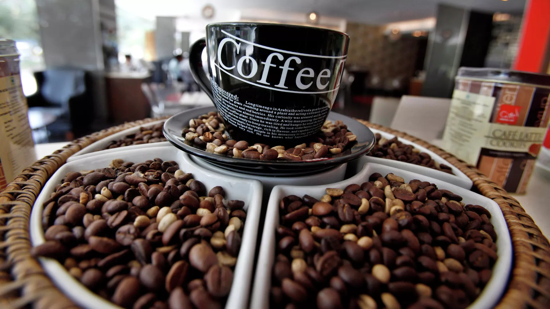 Coffee beans are displayed at a premium Cafe Coffee Day outlet in Bangalore, India, Tuesday, Jan. 31, 2012. - Sputnik International, 1920, 01.12.2024