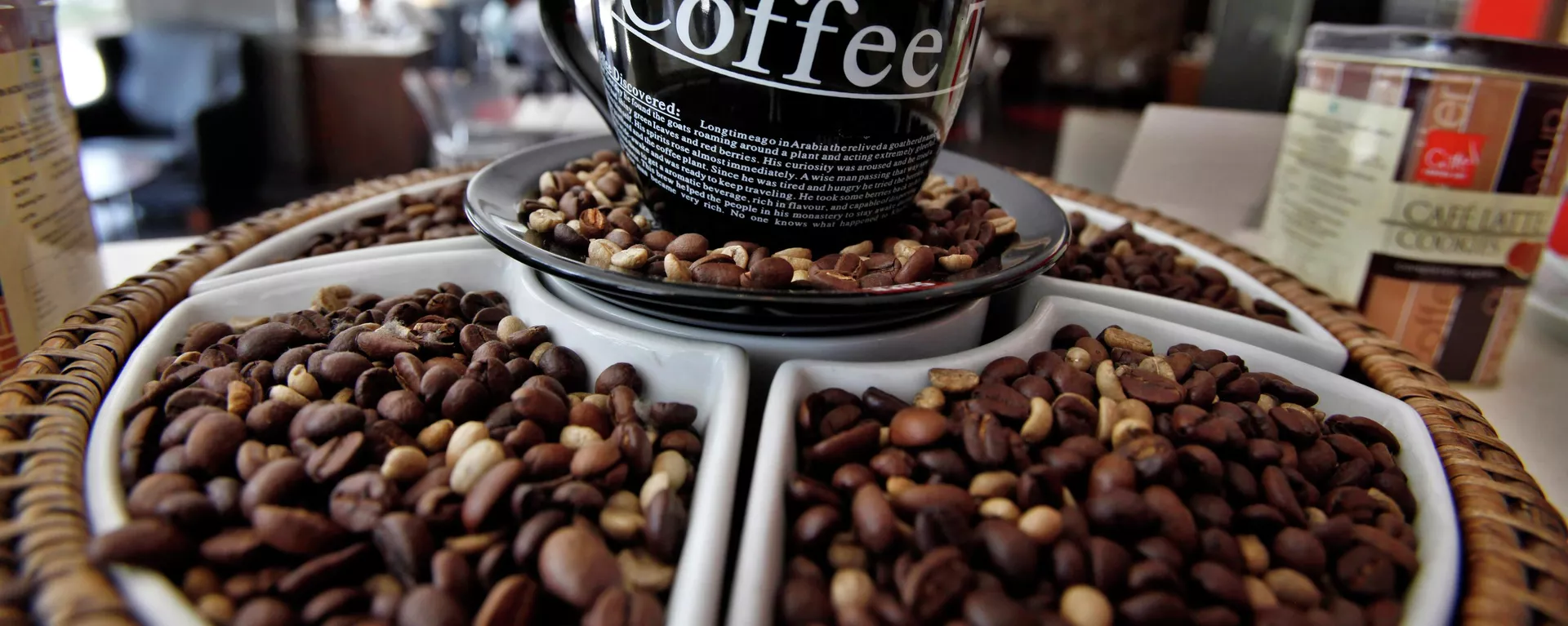 Coffee beans are displayed at a premium Cafe Coffee Day outlet in Bangalore, India, Tuesday, Jan. 31, 2012. - Sputnik International, 1920, 04.04.2024