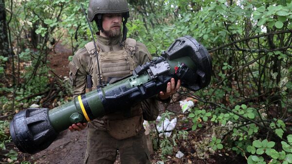 Ukrainian serviceman holds a Next Generation Light Anti-armour Weapon (NLAW) on the position not far from the front line in the south of Kharkov region - Sputnik International