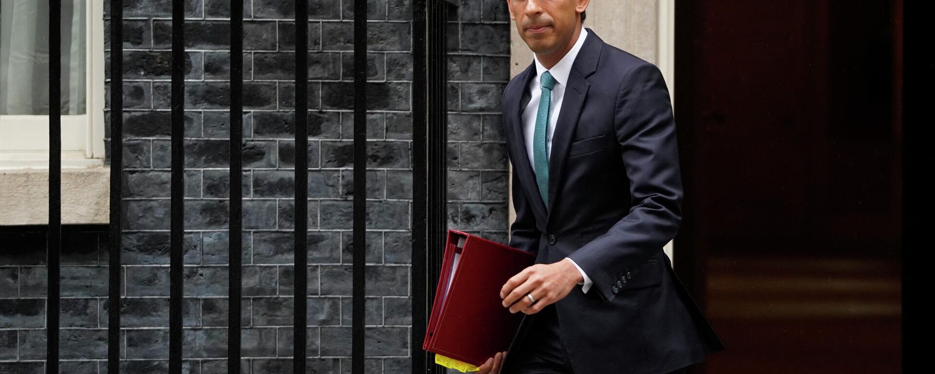 Britain's Prime Minister Rishi Sunak leaves 10 Downing Street in central London on October 26, 2022, for the House of Commons to take part in his first Prime Minister's Questions (PMQs). - Sputnik International, 1920, 26.10.2022