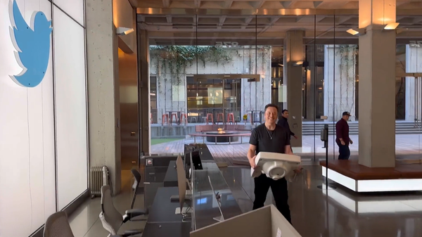 Billionaire industrialist Elon Musk walking into Twitter HQ in San Francisco carrying a sink so it sinks in that he's buying the social media platform. October 26, 2022. - Sputnik International