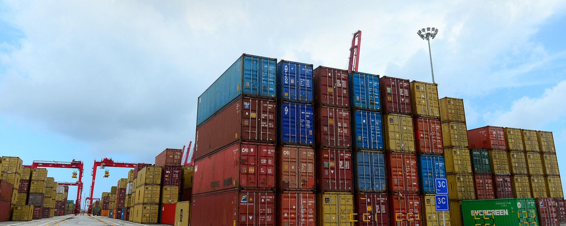 This photo taken on September 10, 2014 shows containers stacked up at the new Chinese-majority owned Colombo International Container Terminal (CICT) in Colombo. - Sputnik International, 1920, 27.10.2022