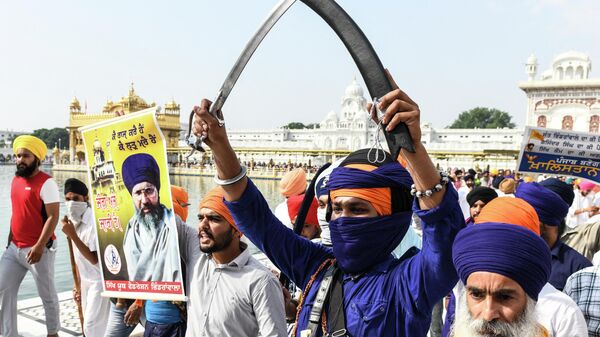 Activists of Sikh organisations hold swords as they shout pro-Khalistan and anti-government slogans after offering prayers on the occasion of the 37th anniversary of Operation Blue Star, at the Golden Temple in Amritsar on June 6, 2021. - Sputnik International