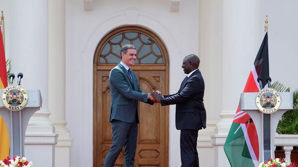 Spain's Prime Minister Pedro Sanchez, left, shakes hands with Kenya's President William Ruto, right, at State House in Nairobi, Kenya Wednesday, Oct. 26, 2022 - Sputnik International