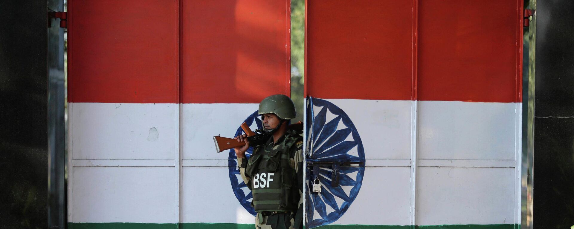 In this  Jan. 23, 2020, file photo, an Indian Border Security Force soldier walks through a gate painted with the Indian flag at the India-Pakistan border at Suchet Garh in Ranbir Singh Pura, about 27 kilometers (17 miles) south of Jammu, India. - Sputnik International, 1920, 27.10.2022