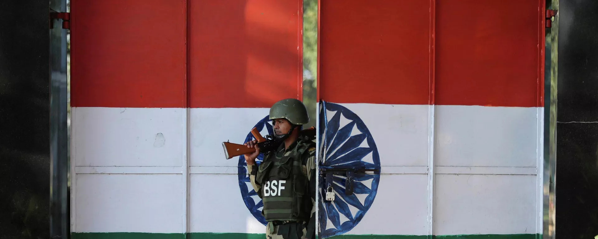 In this  Jan. 23, 2020, file photo, an Indian Border Security Force soldier walks through a gate painted with the Indian flag at the India-Pakistan border at Suchet Garh in Ranbir Singh Pura, about 27 kilometers (17 miles) south of Jammu, India. - Sputnik International, 1920, 24.04.2025