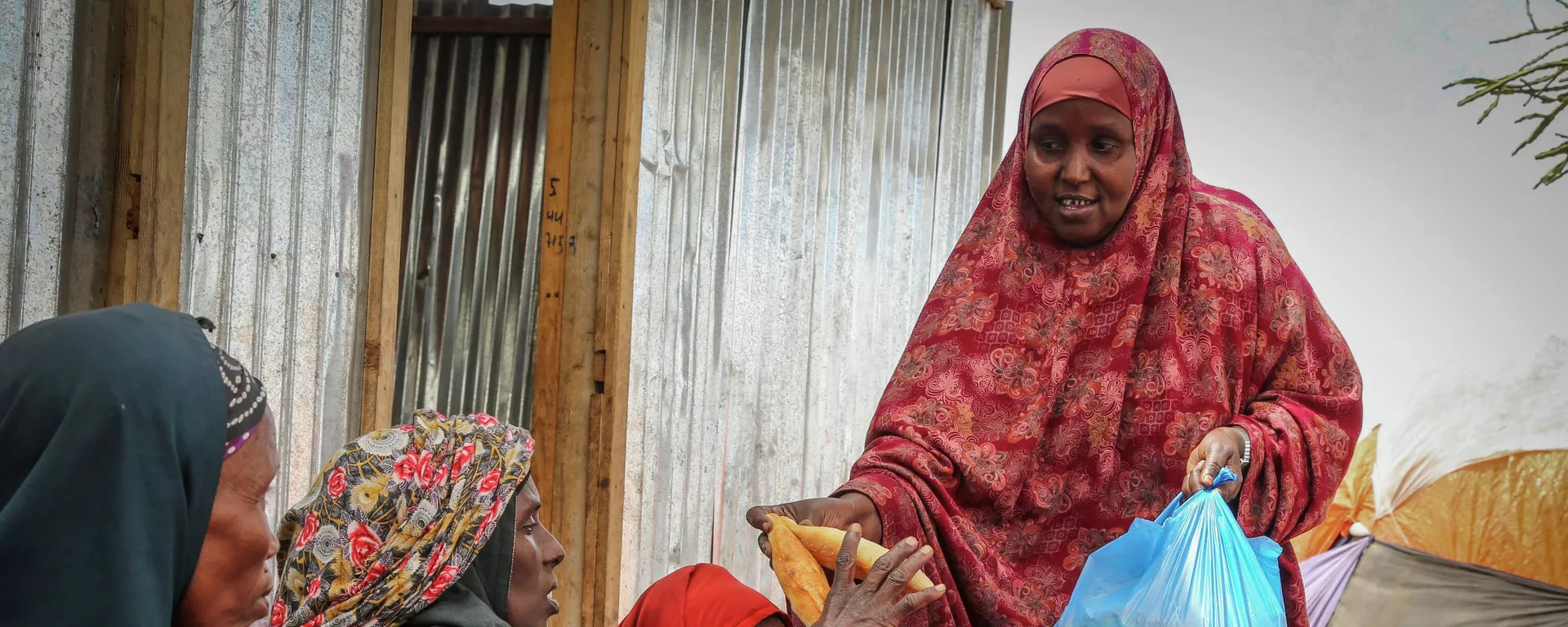 Somalis who fled drought-stricken areas receive charitable food donations from city residents after arriving at a makeshift camp for the displaced on the outskirts of Mogadishu, Somalia on June 30, 2022 - Sputnik International, 1920, 27.09.2024