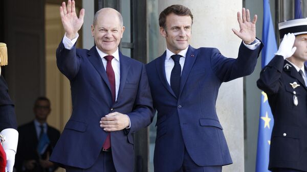 France's President Emmanuel Macron (R) and German Chancellor Olaf Scholz wave upon Scholz' arrival for a lunch at the presidential Elysee Palace in Paris on October 26, 2022 - Sputnik International