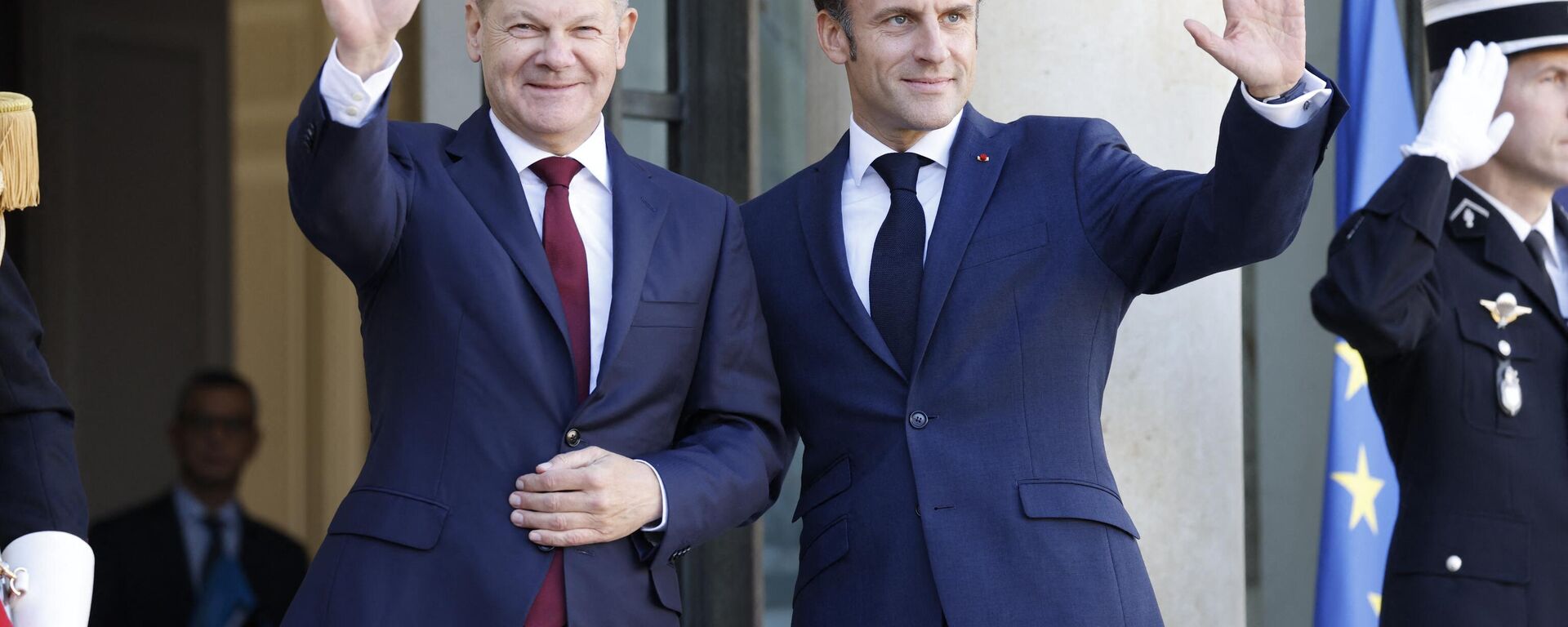 France's President Emmanuel Macron (R) and German Chancellor Olaf Scholz wave upon Scholz' arrival for a lunch at the presidential Elysee Palace in Paris on October 26, 2022 - Sputnik International, 1920, 28.10.2022