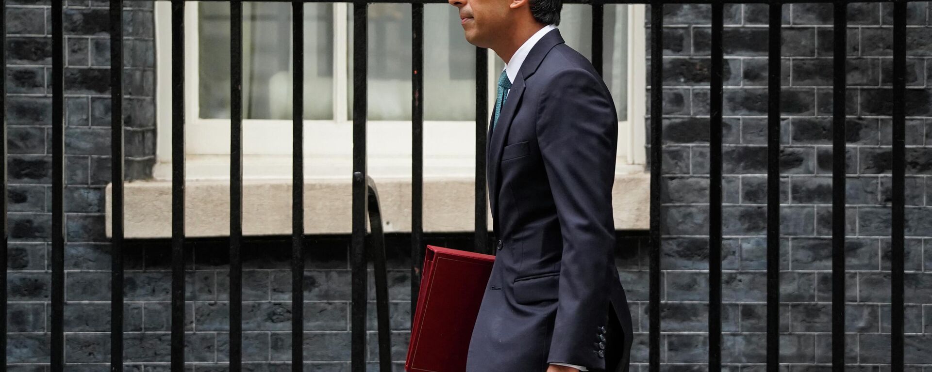 Britain's Prime Minister Rishi Sunak leaves 10 Downing Street in central London on October 26, 2022, for the House of Commons to take part in his first Prime Minister's Questions (PMQs) - Sputnik International, 1920, 01.11.2022