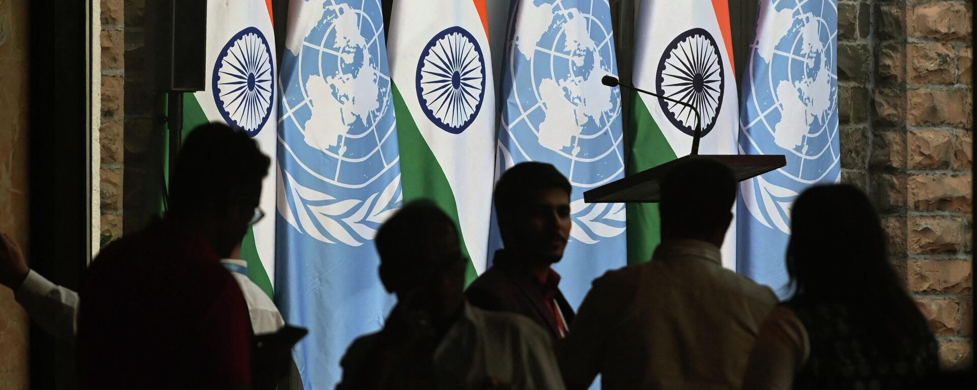 Guests take pictures against the backdrop of Indian and United Nations flags during the Informal Briefing of the UN Security Council Counter-Terrorism Committee in Mumbai on October 28, 2022. - Sputnik International, 1920, 28.10.2022