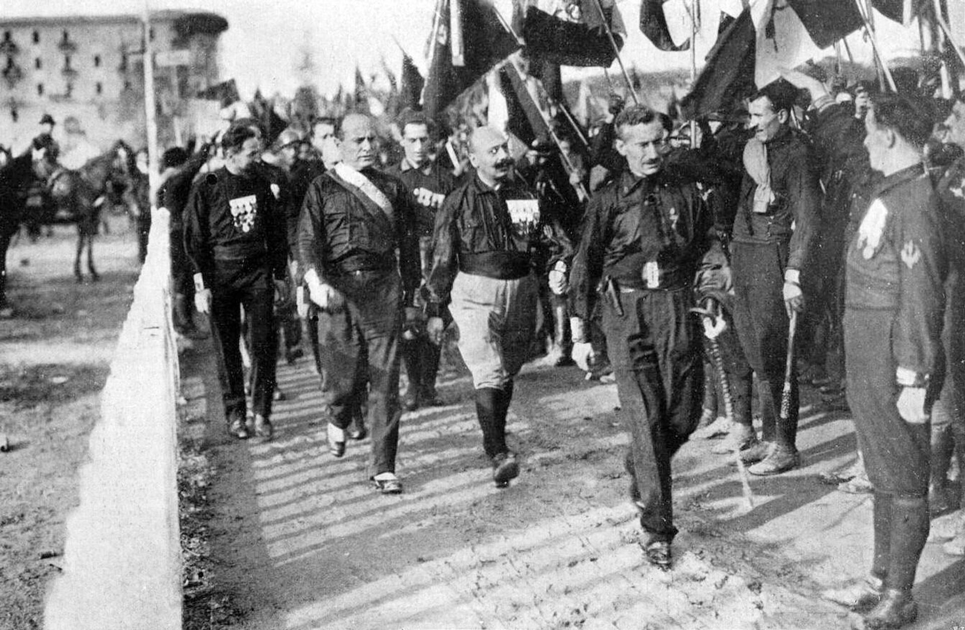 A staged photo of the March on Rome, October 24, 1922. From left to right: Italo Balbo, Benito Mussolini, Cesare Maria de Vecchi and Michele Bianchi. The three men accompanying Mussolini were three of the four Quadrumvirs he dispatched to lead the coup in Rome. However, Mussolini did not participate and awaited the results in Milan. - Sputnik International, 1920, 28.10.2022