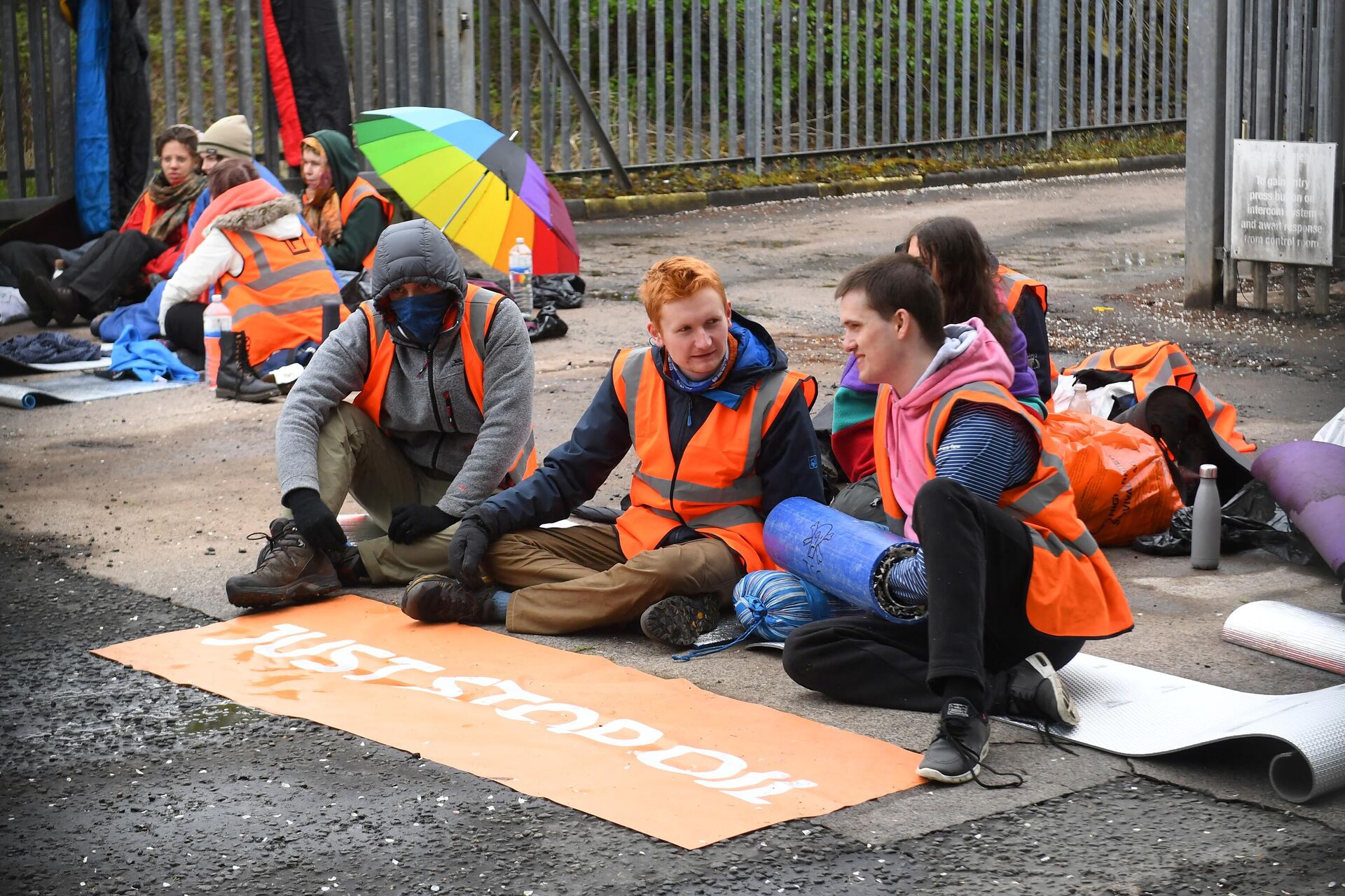 Just Stop Oil climate activists block the entrance to the Nustar Clydebank oil terminal in Glasgow on May 3, 2022 - Sputnik International, 1920, 28.10.2022