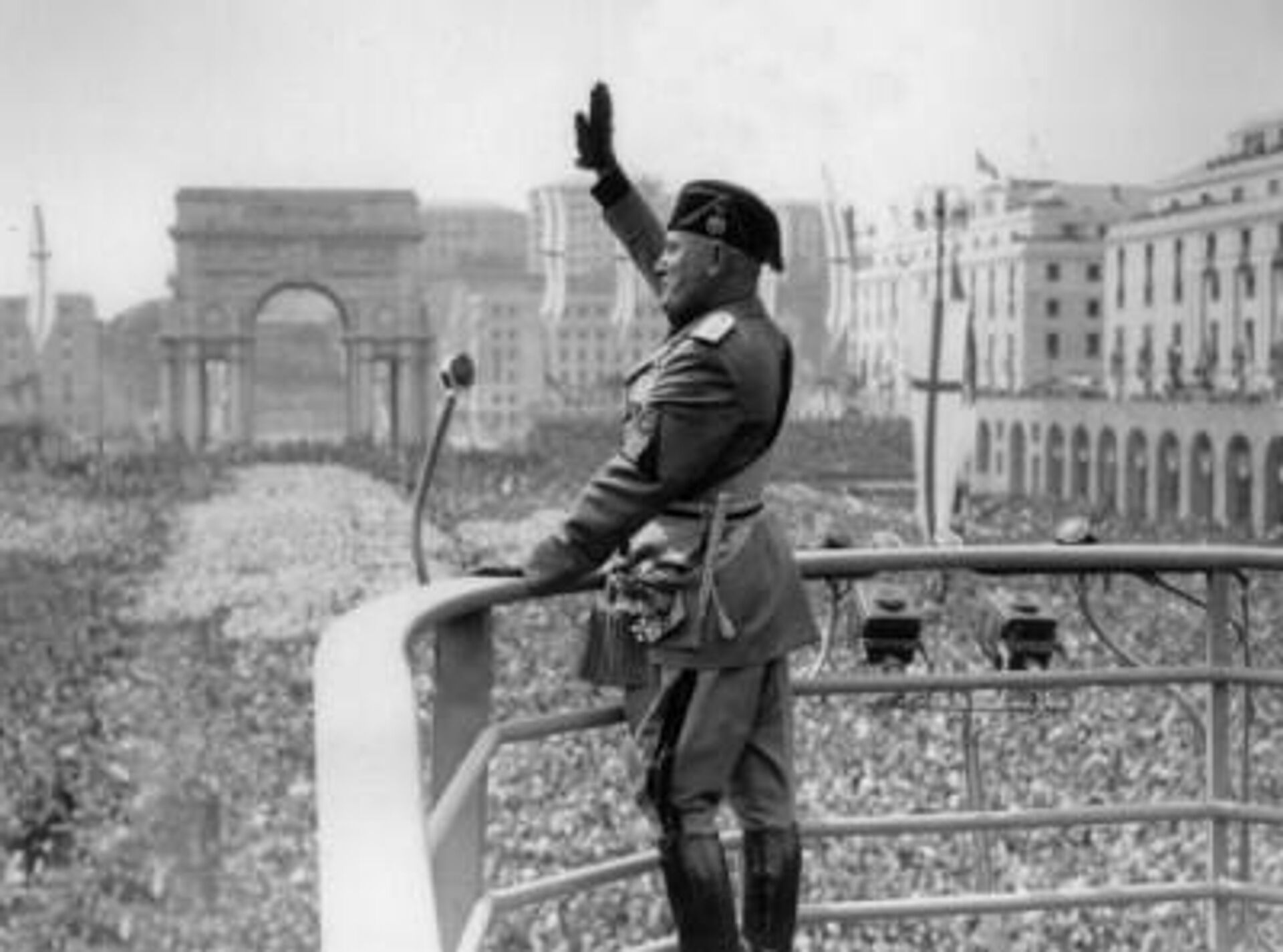 Italian dictator Benito Mussolini speaking in Piazza della Vittoria in Genoa on May 14, 1938. - Sputnik International, 1920, 28.10.2022