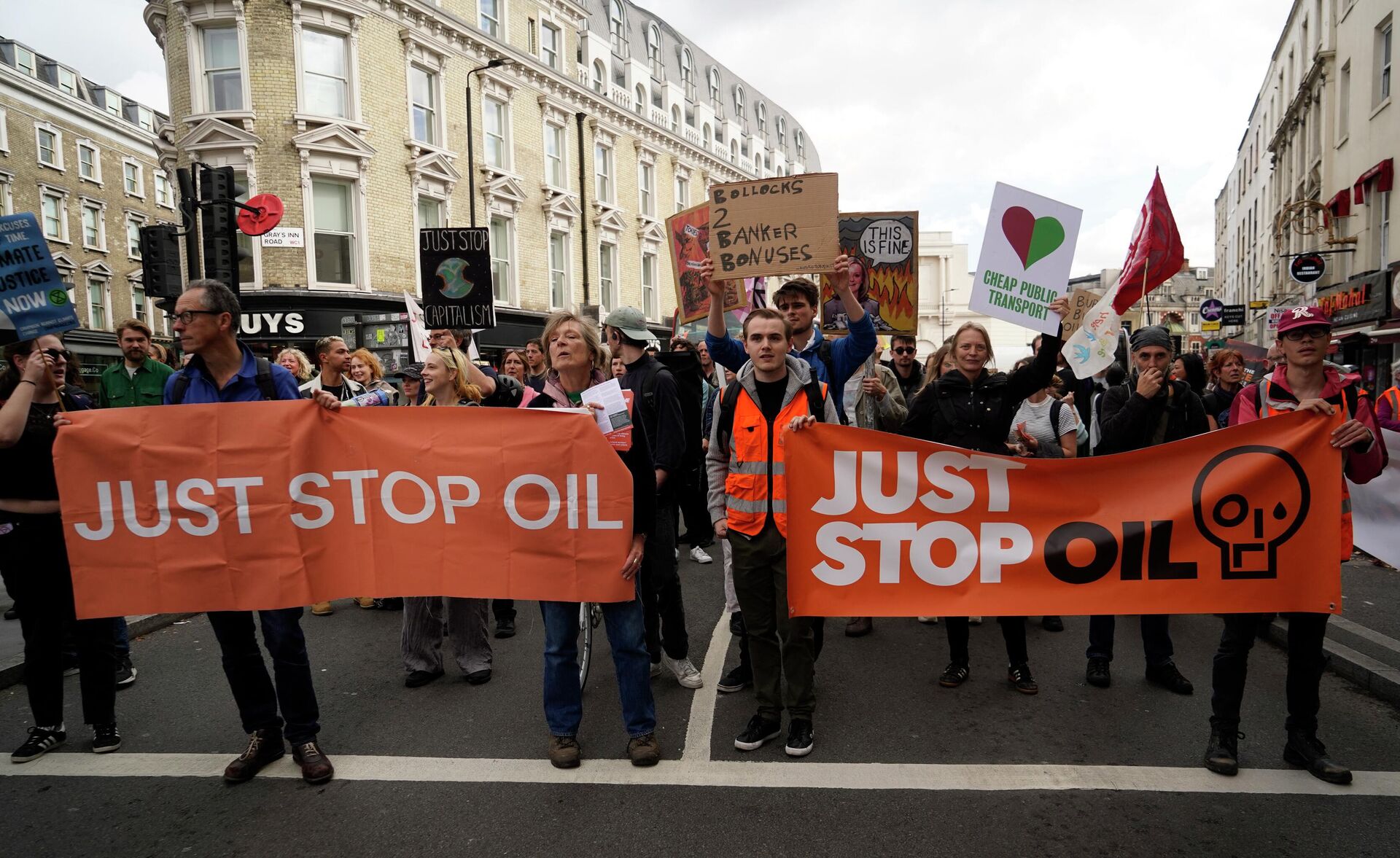 Protesters stand behind banners at a protest by Just Stop Oil climate activists in London on October 1, 2022. - Sputnik International, 1920, 28.10.2022