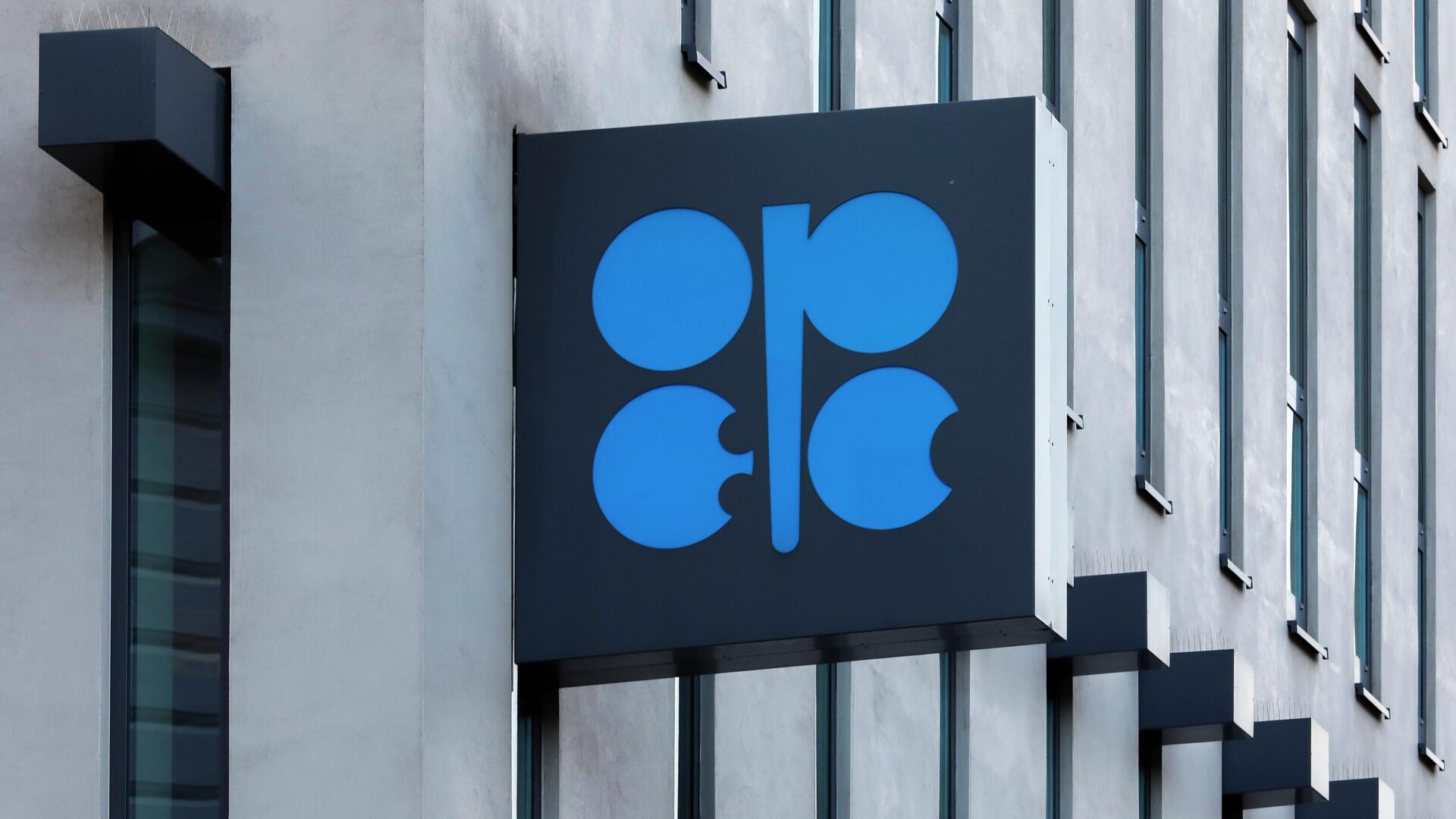 The logo of the Organization of the Petroleum Exporting Countries (OPEC) is seen outside of OPEC's headquarters in Vienna, Austria, Thursday, March 3, 2022.  - Sputnik International, 1920, 01.12.2023