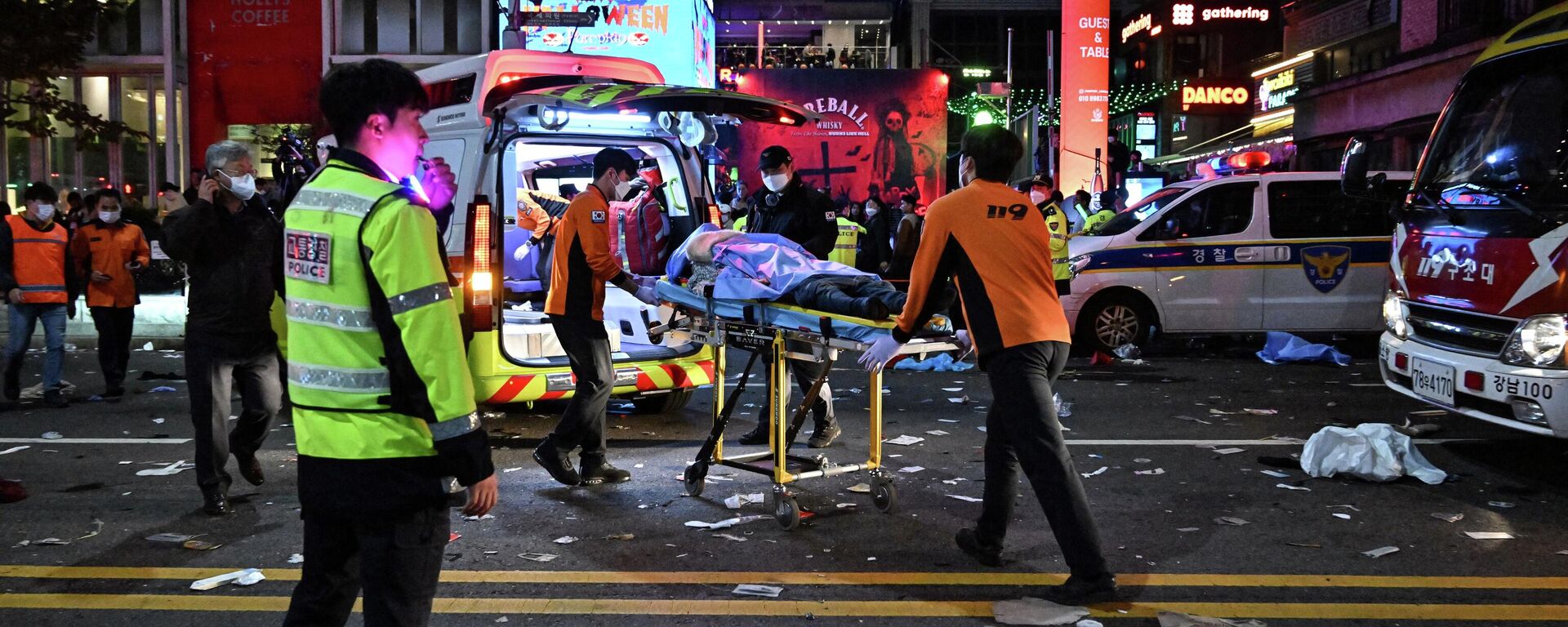 A person, believed to have suffered from cardiac arrest, is transported into an ambulance in the popular nightlife district of Itaewon in Seoul on October 30, 2022. - Sputnik International, 1920, 31.10.2022