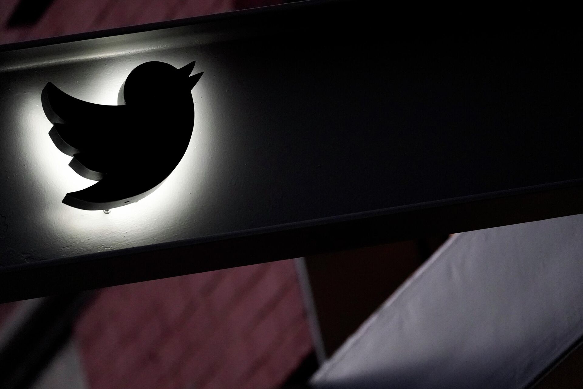 The Twitter logo is seen on the awning of the building that houses the Twitter office in New York, Wednesday, Oct. 26, 2022. Elon Musk posted a video Wednesday showing him strolling into Twitter headquarters ahead of a Friday deadline to close his $44 billion deal to buy the company. - Sputnik International, 1920, 01.12.2022
