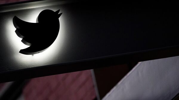 The Twitter logo is seen on the awning of the building that houses the Twitter office in New York, Wednesday, Oct. 26, 2022. Elon Musk posted a video Wednesday showing him strolling into Twitter headquarters ahead of a Friday deadline to close his $44 billion deal to buy the company. - Sputnik International