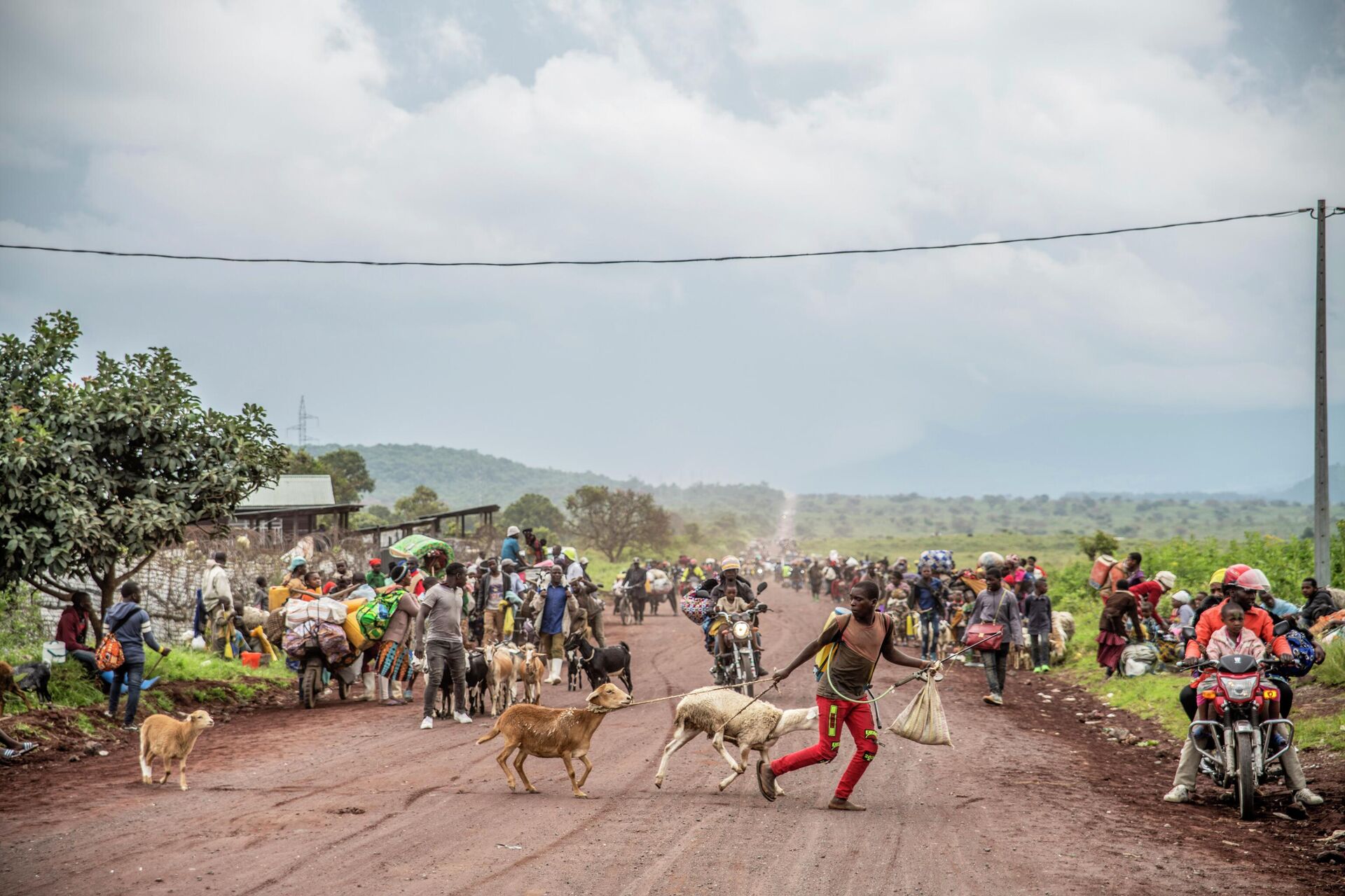 People walk on the road near Kibumba, north of Goma, Democratic Republic of Congo, as they flee fighting between Congolese forces and M23 rebels in North Kivu, Tuesday May 24, 2022. - Sputnik International, 1920, 02.11.2022