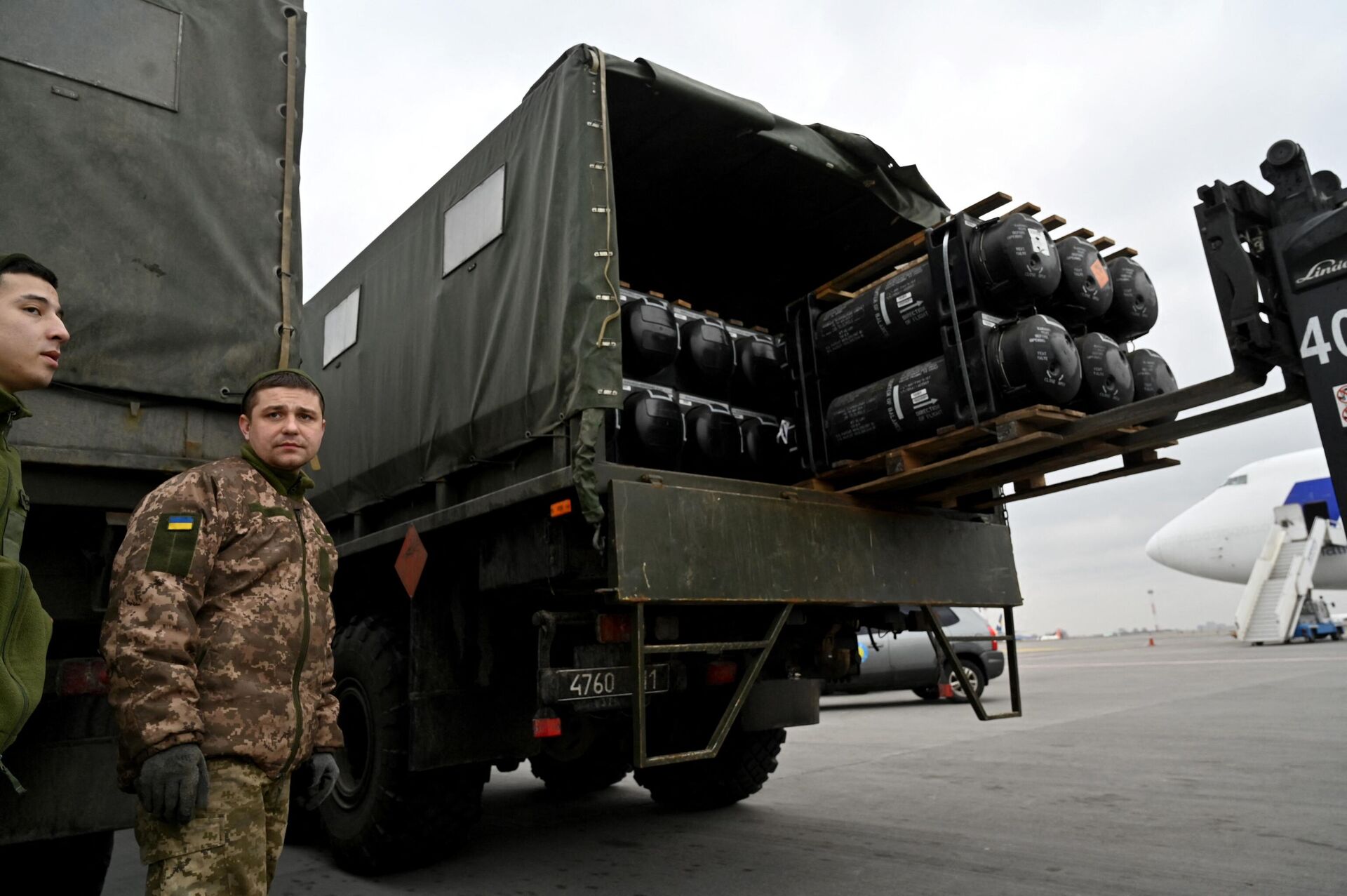 Ukrainian servicemen load a truck with the FGM-148 Javelin, American man-portable anti-tank missile provided by US to Ukraine as part of a military support, upon its delivery at Kiev's airport Borispol on February 11,2022 - Sputnik International, 1920, 13.11.2022