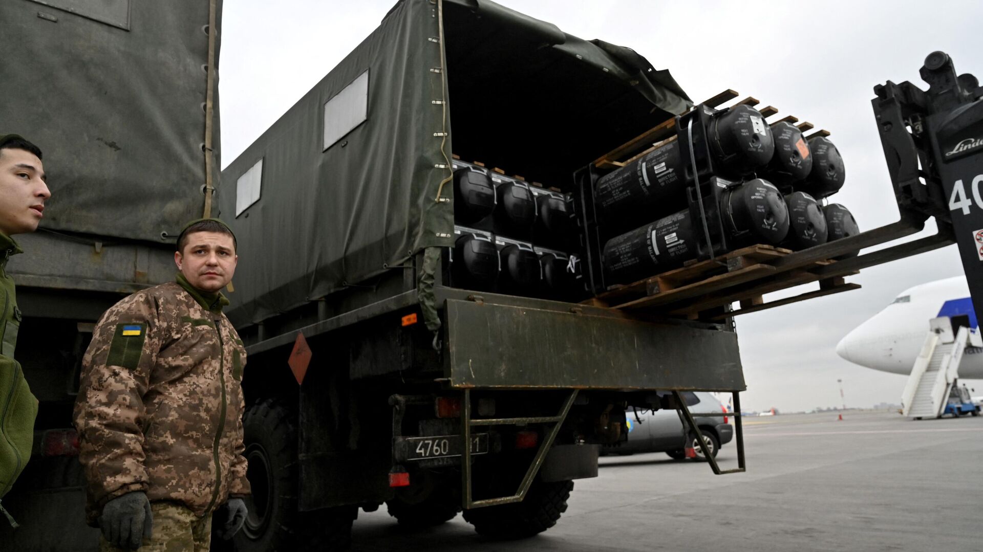 Ukrainian servicemen load a truck with the FGM-148 Javelin, American man-portable anti-tank missile provided by US to Ukraine as part of a military support, upon its delivery at Kiev's airport Borispol on February 11,2022 - Sputnik International, 1920, 15.11.2022