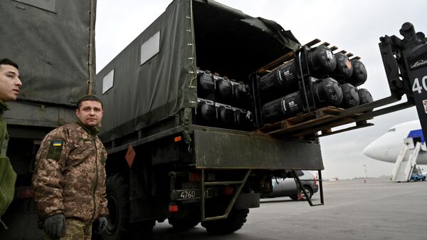 Ukrainian servicemen load a truck with the FGM-148 Javelin, American man-portable anti-tank missile provided by US to Ukraine as part of a military support, upon its delivery at Kiev's airport Borispol on February 11,2022 - Sputnik International