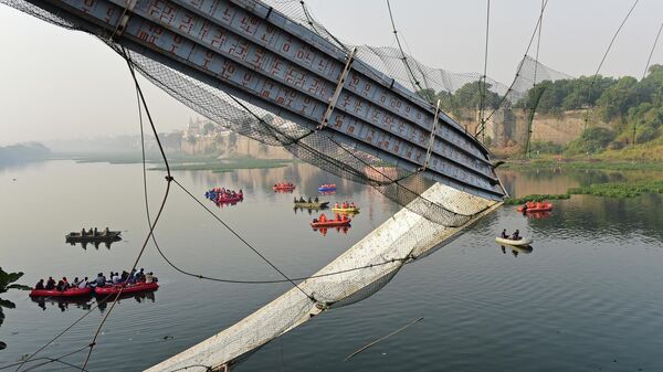 Rescue personnel conduct search operations after a bridge across the river Machchhu collapsed at Morbi in India's Gujarat state on October 31, 2022 - Sputnik International