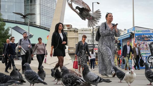 People passing pigeons to walk over the London Bridge to work in the City of London on Monday morning, Sept. 12, 2022. - Sputnik International