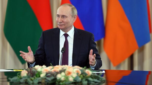 Russian President Vladimir Putin speaks after trilateral talks with Armenian Prime Minister Nikol Pashinyan and Azerbaijani President Ilham Aliyev in Sochi on Monday, October 31, 2022. - Sputnik International