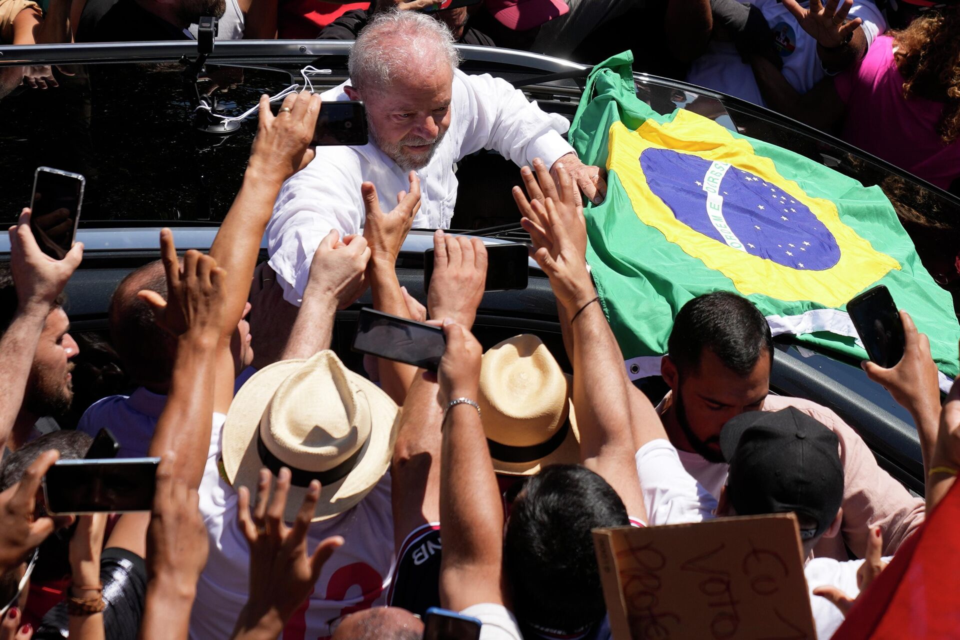 FILE - Former Brazilian President Luiz Inacio Lula da Silva, center, who was running for president again, hold hands with a supporter after voting in a presidential run-off election in Sao Paulo, Brazil, Oct. 30, 2022. In a victory speech Sunday, Brazil’s president-elect da Silva promised to reverse a surge in deforestation in the Amazon rainforest. - Sputnik International, 1920, 01.11.2022