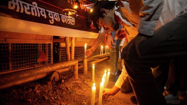 India's opposition Congress party's youth wing activists pay tribute to the victims of Sunday's bridge collapse in western Gujarat state by lighting candles in New Delhi, India, Monday, Oct. 31, 2022. - Sputnik International