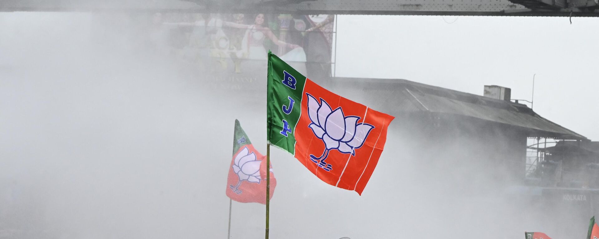 Police use a water cannon to disperse Bharatiya Janata Party (BJP) activists marching towards the state secretariat during a protest against West Bengal's government in Kolkata on September 13, 2022 - Sputnik International, 1920, 01.11.2022