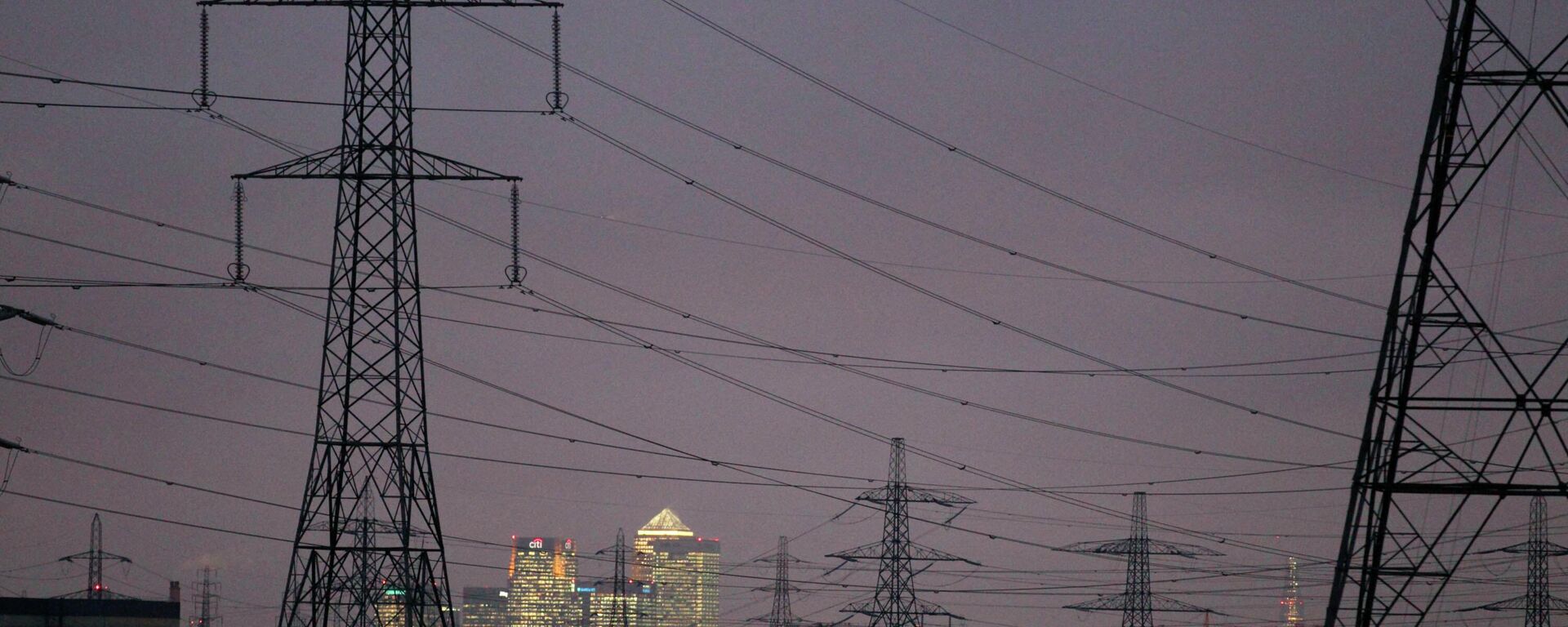 Power lines and pylons are seen with the financial heart of London, Canary Wharf, in the distance on January 25, 2012.  - Sputnik International, 1920, 02.11.2022