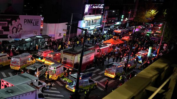 Ambulances and rescue workers arrive near the scene in Seoul, South Korea, Sunday, Oct. 30, 2022. At least 120 people were killed and 100 more were injured as they were crushed by a large crowd pushing forward on a narrow street during Halloween festivities in the capital of Seoul, South Korean officials said.  - Sputnik International