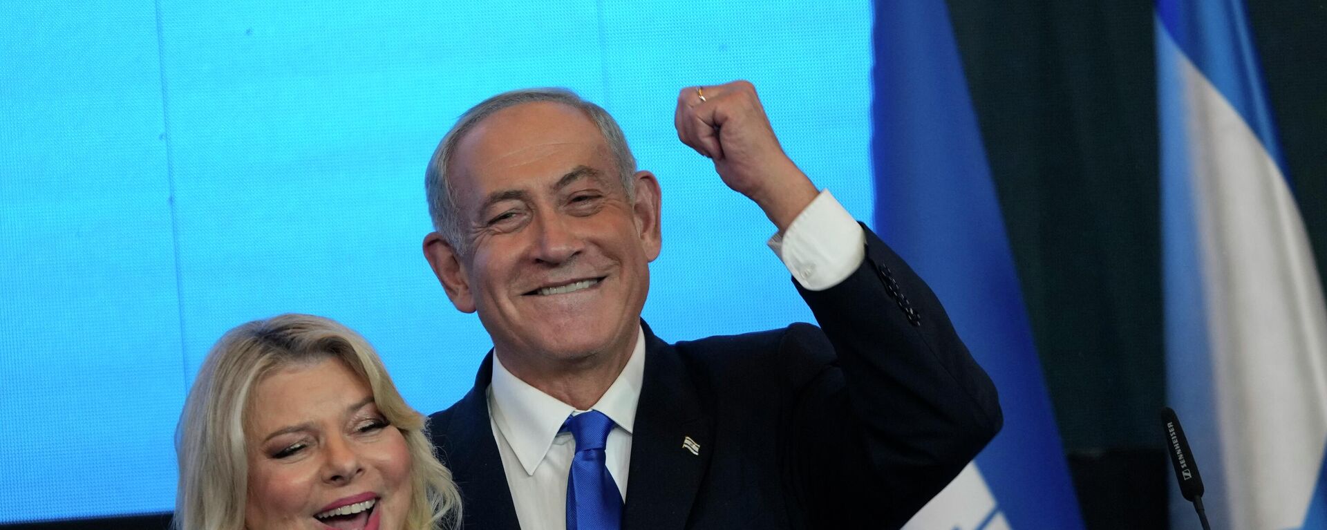 Former Israeli Prime Minister and the head of Likud party, Benjamin Netanyahu and his wife Sara gesture after first exit poll results for the Israeli Parliamentary election at his party's headquarters in Jerusalem, Wednesday, Nov. 2, 2022.  - Sputnik International, 1920, 02.11.2022