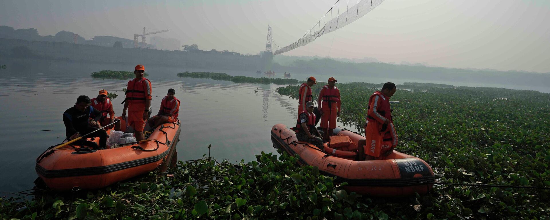 Rescuers on boats search in the Machchhu river next to a cable bridge that collapsed on Sunday in Morbi town of western state Gujarat, India, Wednesday, Nov. 2, 2022. - Sputnik International, 1920, 02.11.2022