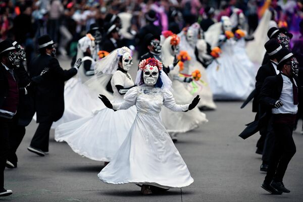 Люди принимают участие в Параде Дня мертвых в Мехико - Sputnik International