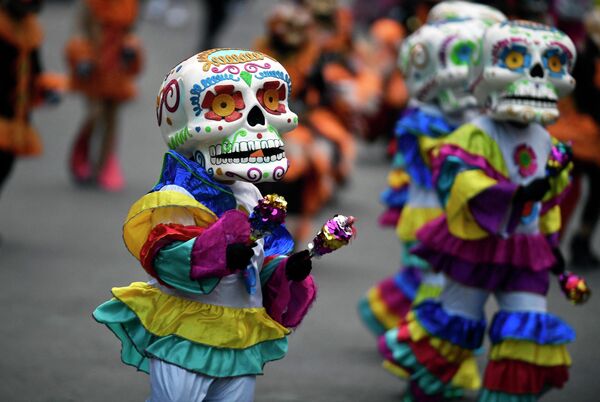 Люди принимают участие в Параде Дня мертвых в Мехико - Sputnik International