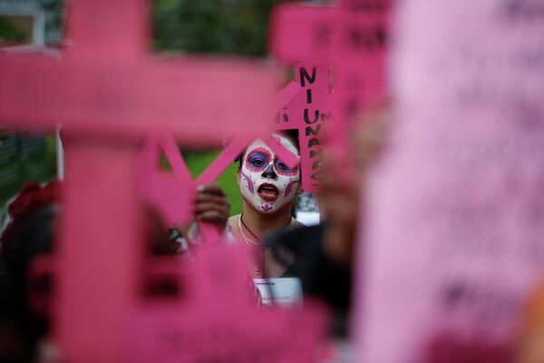 A woman dressed as a Catrina, takes part in a march to demand justice for victims of femicide as part of the Day of the Dead commemorations, in Mexico City, Sunday, Oct. 30, 2022.   - Sputnik International
