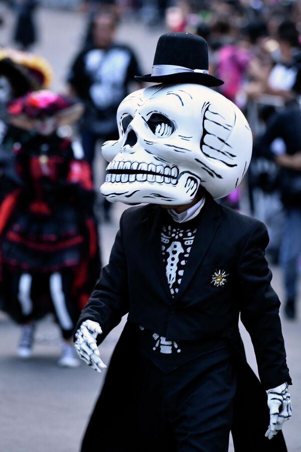 People take part in the &quot;Day of the Dead Parade&quot; in Mexico City on October 29, 2022.  - Sputnik International